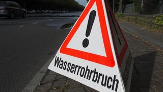 Ein Warnschild mit der Aufschrift Wasserrohrbruch.