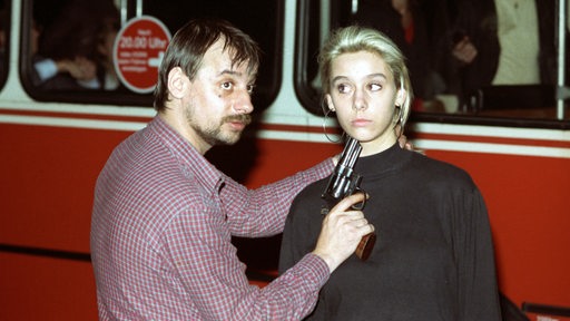 Der Entführer Dieter Degowski bedroht die Geisel Silke Bischoff am 17.08.1988 an der Raststelle Grundbergsee mit einer Waffe. 
