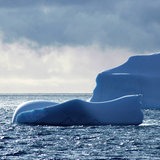 Eisscholle und Eisberg im Gegenlicht.
