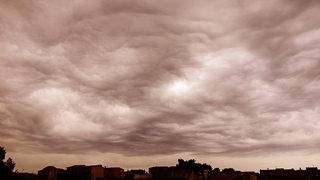 Rötliche Wolken am Himmel.