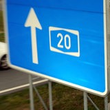 Ein Schild kündigt die Autobahn 20 an. 