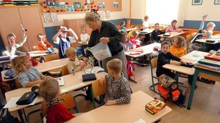 Eine Lehrerin beim Unterricht in einer Grundschulklasse