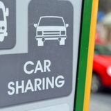 Ein Schild mit der Aufschrift "Car Sharing"