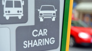 Ein Schild mit der Aufschrift "Car Sharing"