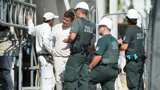 Zollbeamte und bauarbeiter auf einer Baustelle