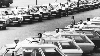 Die ersten 100 Kombi-Limousinen der Mercedes T-Reihe werden an die Händler ausgeliefert