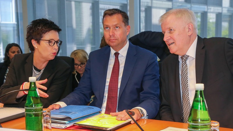 Jutta Cordt, Stephan Mayer (CSU) und Horst Seehofer (CSU) sitzen bei der Sondersitzung des Bundestags-Innenausschusses zur Bamf-Affäre in Berlin