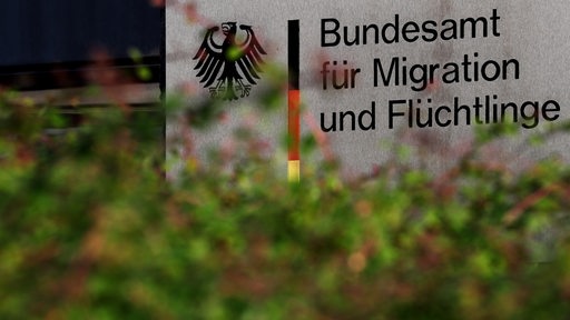 Bundesamt für Migration und Flüchtlinge steht auf einem Schild vor einem Gebäude