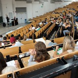 Ein Hörsaal der Bremer Universität. Studenten sitzen auf ansteigenden Bänken, vorne steht ein Dozent.