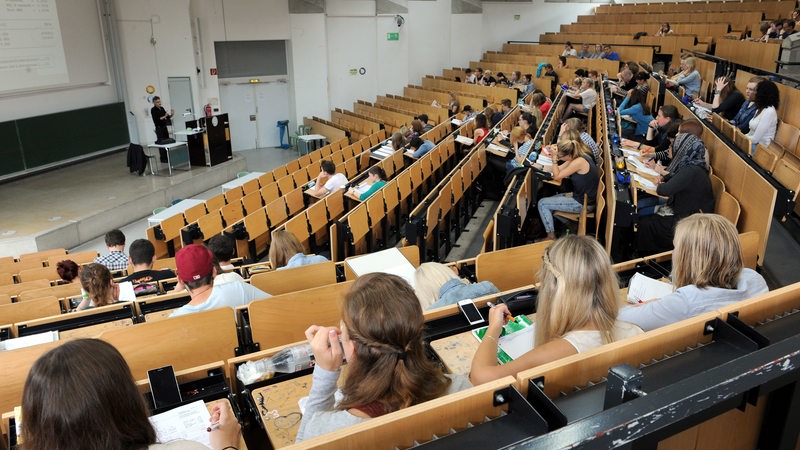 Aula de conferencias de la Universidad de Bremen.  Los estudiantes se sientan en sillas altas y el profesor se para al frente.