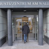 Der Eingang des Justizzentrums am Wall