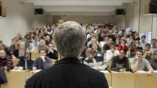 Professor hält einen Vortrag (Symbolbild)