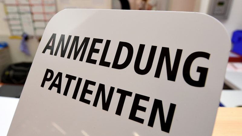 Anmeldung Patienten steht auf einem Schild in einer Notaufnahme
