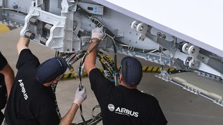 Airbus Mitarbeiter im Bremer Werk bei der Arbeit