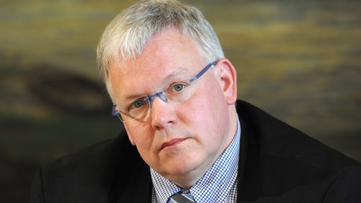 Bremens stellvetretender CDU-Landesschef Jens Eckhoff mit kariertem Hemd und gestreifter Krawatte.