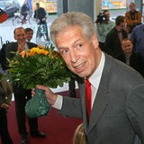Verabschiedung des Bremer Regierungschefs Henning Scherf mit einem Blumenstrauß 2005 in der Bürgerschaft in Bremen