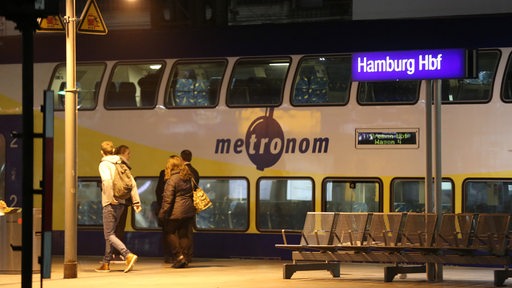 Ein Zug der Metronom Eisenbahngesellschaft steht abends im Hauptbahnhof in Hamburg. 