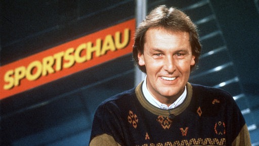Moderator Jörg Wontorra - hier lächelnd am 10.02.1991vor dem Logo der ARD-Sportschau.
