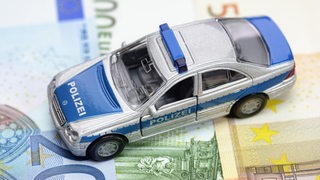 Polizeiauto auf Geldscheinen