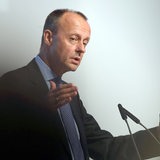 Der ehemalige Unionsfraktionschef Friedrich Merz steht auf der Bühne des BLG-Forums und spricht während einer Regionalkonferenz der CDU. 