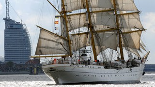 Als Führungsschiff zur "Sail 2010", passiert die "Gorch Fock" der Deutschen Marine, das Sail City Hotel in Bremerhaven.