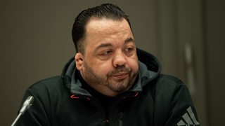 Niels Högel, angeklagt wegen Mordes an 100 Patienten an den Kliniken in Delmenhorst und Oldenburg, sitzt am dritten Prozesstag im Gerichtssaal. 