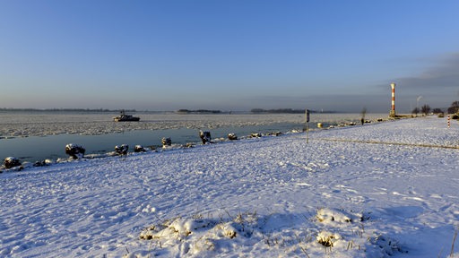 Verschneiter Strand der Elbe in Blankenese, Hamburg