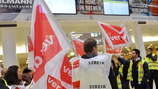 Mitarbeiter des Sicherheitspersonal streiken am Flughafen in Bremen.