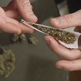Ein Joint wird gedreht.