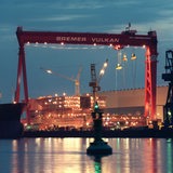 Bremer Vulkan-Werft bei Nacht.