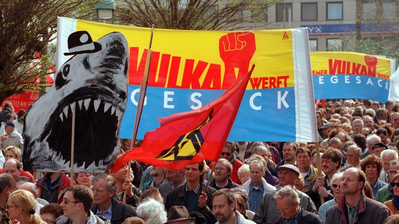 Vulkan-Transparente beherrschen am 01.05.1996 in Bremen den Demonstrationszug mehrerer tausend Teilnehmer. Erst am Vortag war der Anschlußkonkurs der Bremer Vulkan- und der Bremerhavener Schichau-Seebeck-Werft bekannt gegeben worden. 