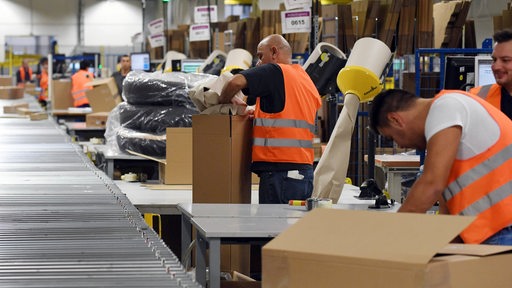 Im Amazon Logistikzentrum werden Pakete für den Versand vorbereitet