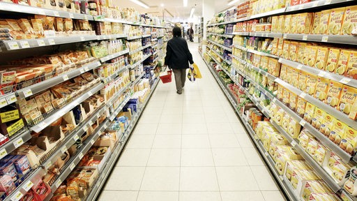Blick in einen Gang aus Regalen in einem Supermarkt.