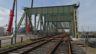Die Drehbrücke im Bremerhavener Überseehafen.