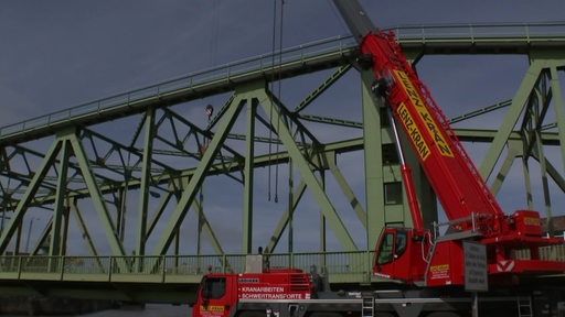 Die Drehbrücke in Bremerhaven. Davor steht ein roter Tieflader.
