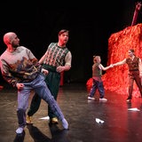 Junge Schauspielerinnen und Schauspieler auf einer Bühne des Theater Bremen