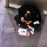 Ein Junkie raucht Heroin von einer Folie in einer U-Bahn-Haltestelle. 