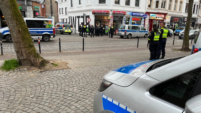 Polizisten in Uniform stehen am Ziegenmarkt in Bremen