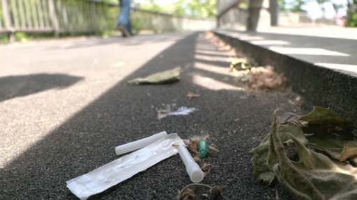 Eine Drogen-Spritze liegt auf einer Brücke am Bremer Hauptbahnhof.