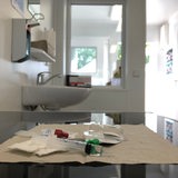 Drogenbesteck auf einem Tisch in einem der Bremer Drogenkonsumräume in der Friedrich-Rauers-Straße.