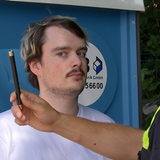 Ein junger Mann schaut bei einer Kontrolle einem Stift hinterher.