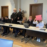 Angeklagte sitzen mit ihren Verteidigern im Landgericht Bremen