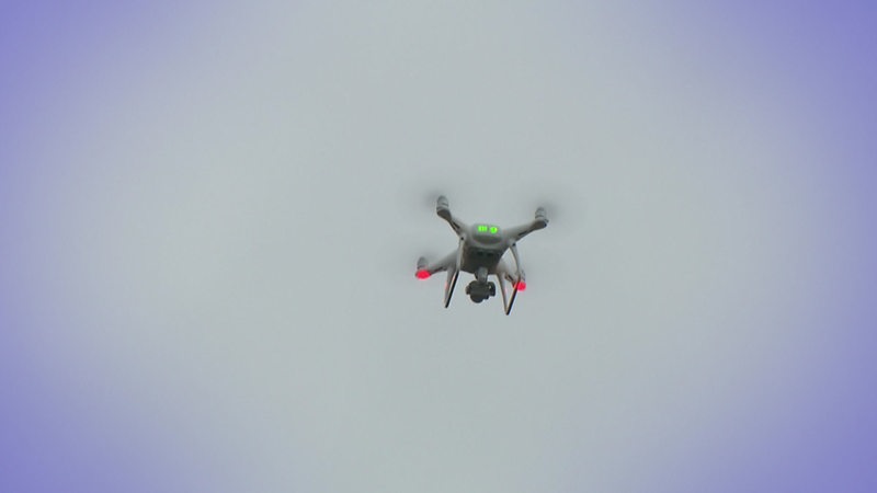 Eine Drohne, die in der Luft fliegt.