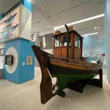 Eine Schiffshälfte steht in einem Museum.