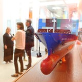 Ein Containerschiff steht in einer Vitrine.