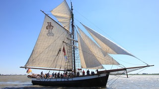 Das Segelschiff "Grönland" auf Ausfahrt.