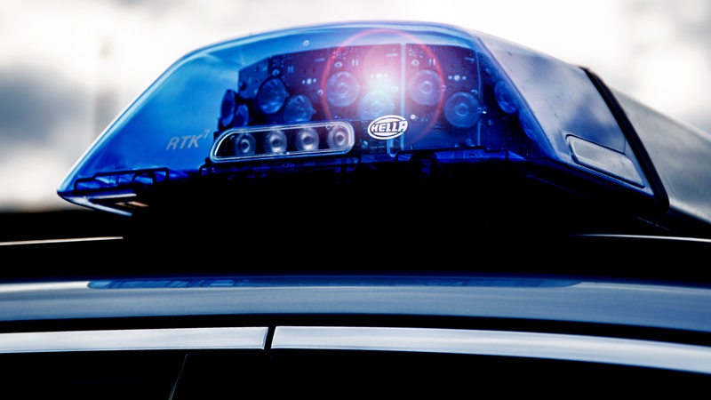 Das Blaulicht auf einem Polizeiauto blinkt.