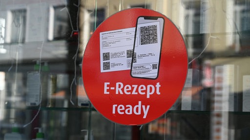 Am Schaufenster einer Apotheke ist ein großer roter Aufkleber mit der Aufschrift "E-Rezept ready" angebracht. (Symbolbild)