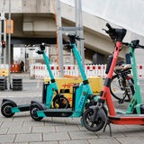 E-Scooter stehen auf einem Bürgersteig.