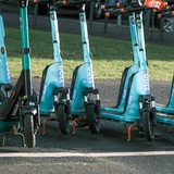 Mehrere E-Scooter der Marke "Dott" stehen nebeneinander.